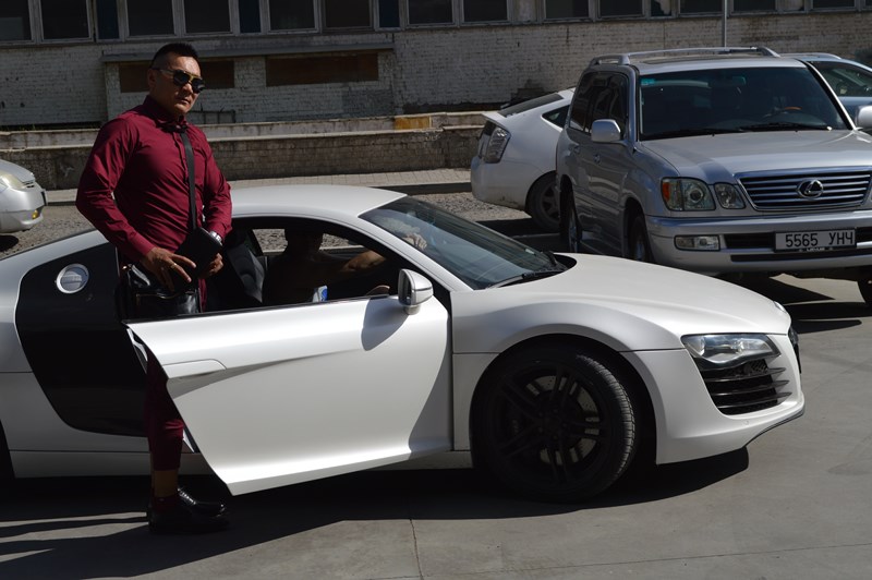 Тэд “Хөөрхөн шулам” киноны нээлтэд ирсэн зочдоос ялгарч байлаа